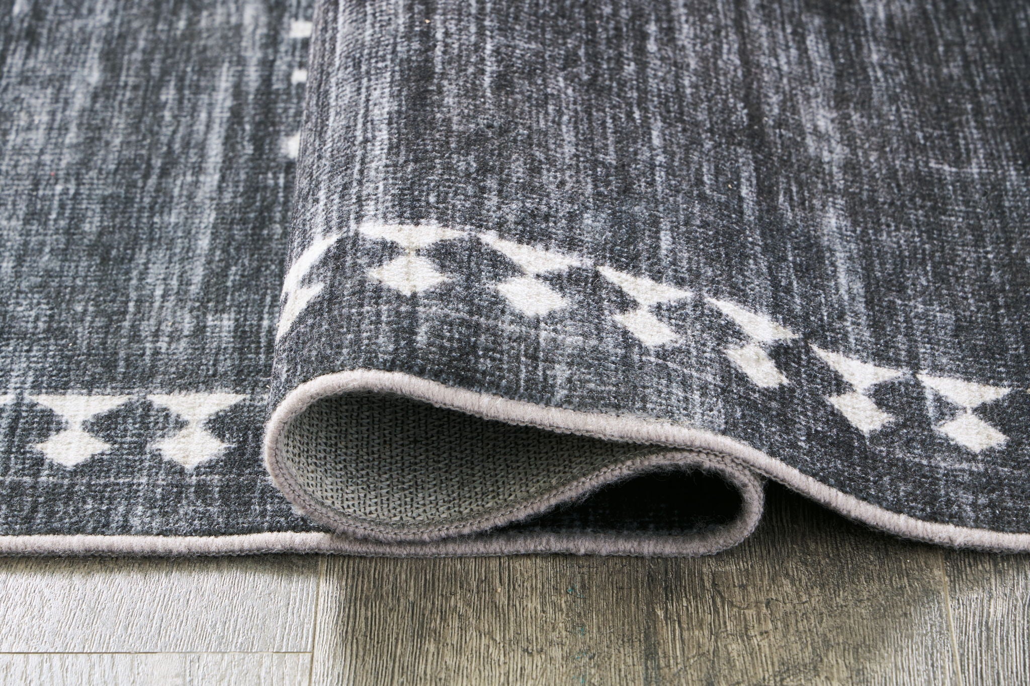 Arloman - 5' x 7' Rug - Black / Cream / Gray