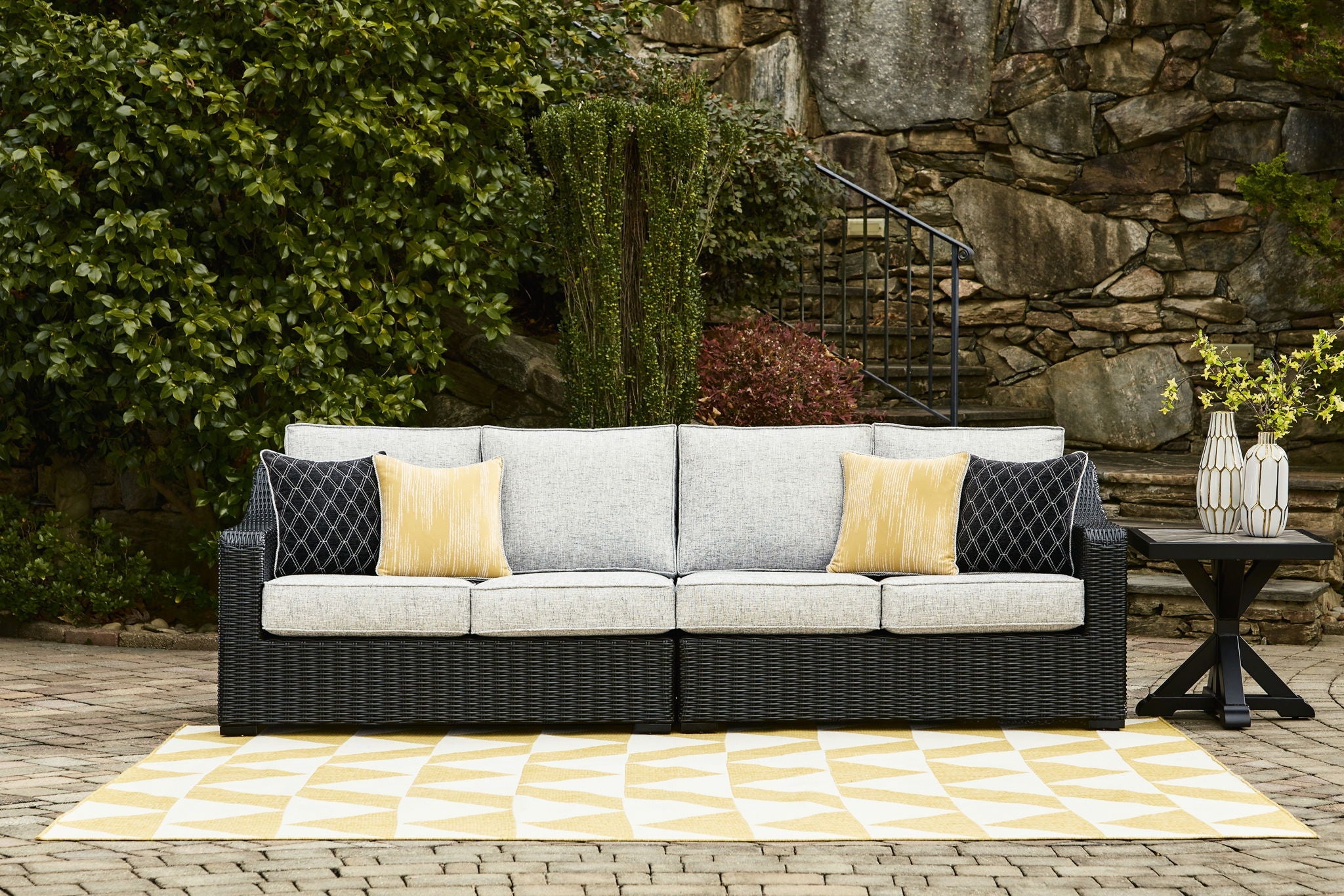 Beachcroft - 2-Piece Outdoor Loveseat with Cushion - Black / Light Gray